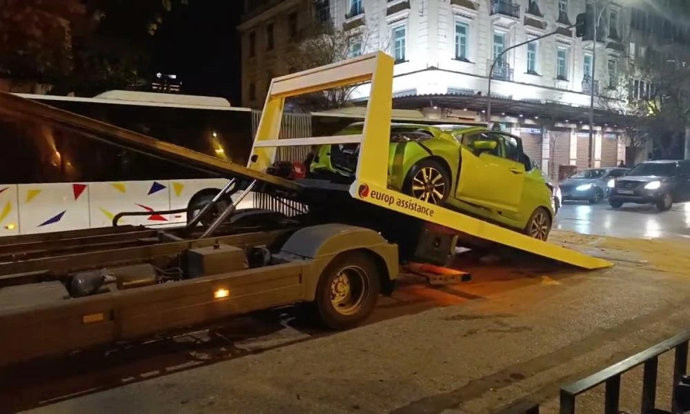Θεσσαλονίκη: Οδηγός παραβίασε το κόκκινο και έπεσε πάνω σε αυτοκίνητο αστυνομικού (Βίντεο)